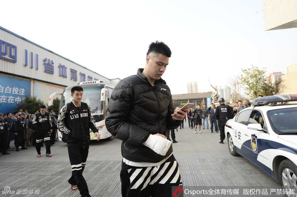 总决赛硝烟中的倔强背影 辽宁男篮中锋韩德君在安保人员的注视下走向赛场,他那庞大的身躯在空旷的通道里投下长长的影子,脸上写满了与平日温和性格不符的凝重与疲惫。