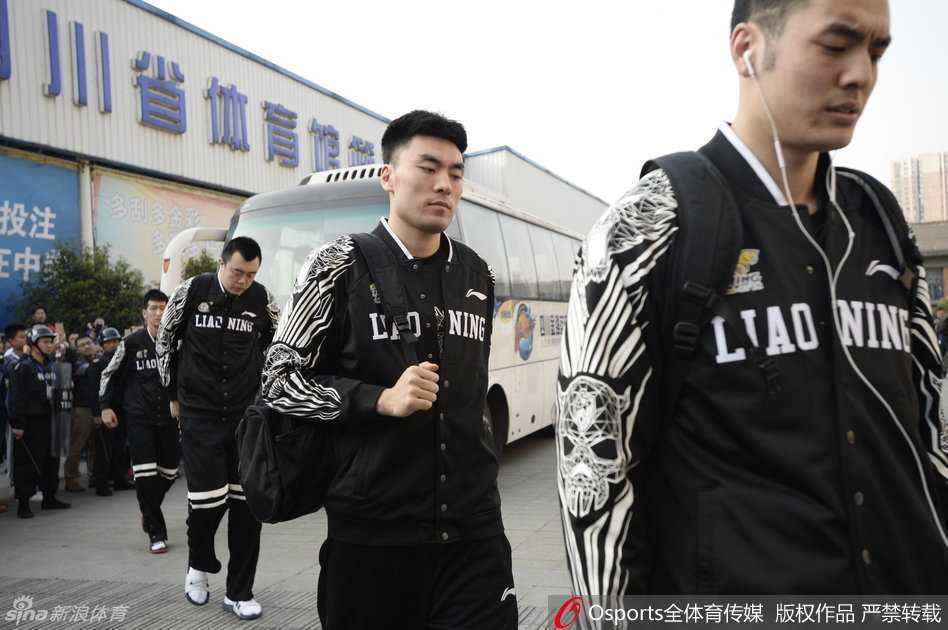 总决赛硝烟中的倔强背影 刘志轩在走向更衣室的通道里停下脚步,抬头望向记分牌。他的球衣已被汗水浸透,眼神中充满了拼尽全力的不甘与对系列赛未来的复杂思虑。