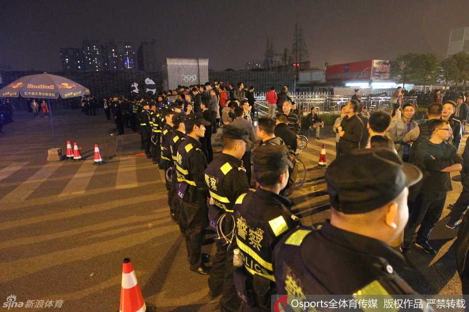 总决赛硝烟外的安保人墙 CBA川辽冲突事件回顾 冲突过后,原本空旷的酒店门前迅速被赶来的民警和大量增援的安保人员控制,他们手挽手组成一道人墙,将球迷与酒店入口隔离开来。