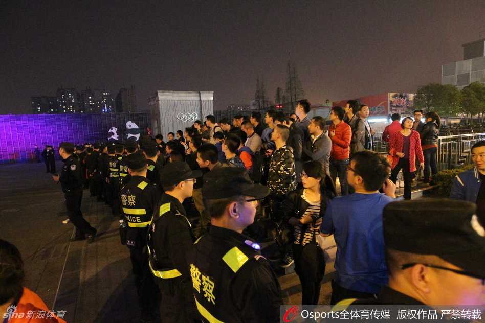 总决赛硝烟外的安保人墙 CBA川辽冲突事件回顾 混乱中,辽宁队教练组成员声嘶力竭地试图将情绪激动的球员拉回酒店,队长杨鸣伸手阻拦队友,但愤怒的人群将他们紧紧包围,拉拽难以制止。