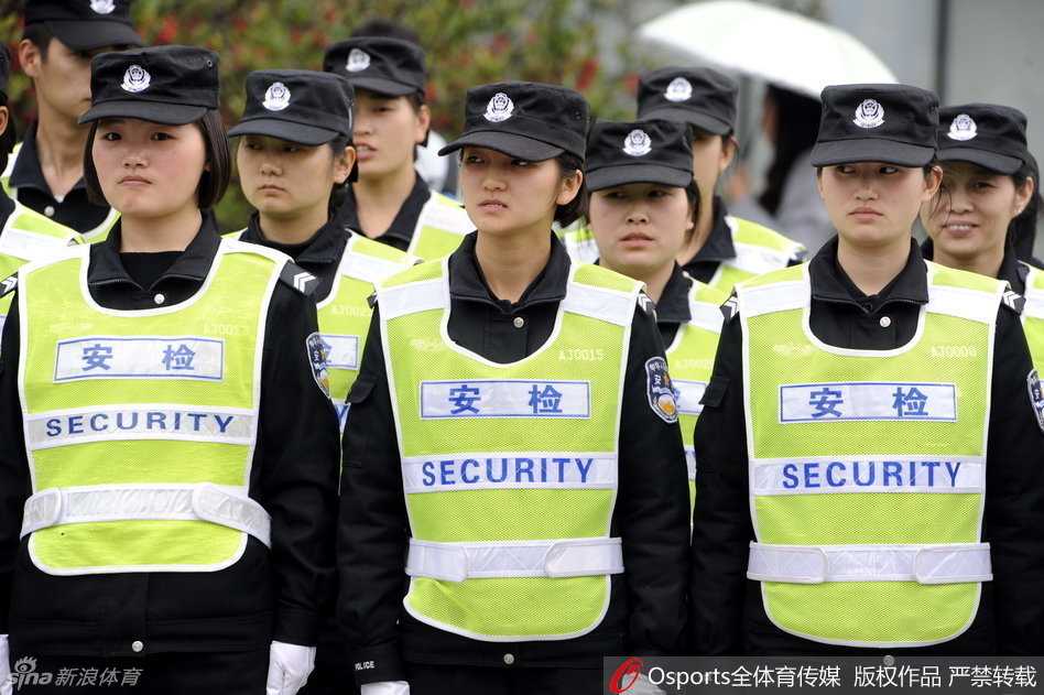 总决赛硝烟背后的守护者:四川主场严阵以待 总决赛第三战后,四川省体育馆外气氛骤然紧张,身穿荧光绿背心的安保人员组成人墙,神色凝重地注视着每一个出入口,空气仿佛凝固。