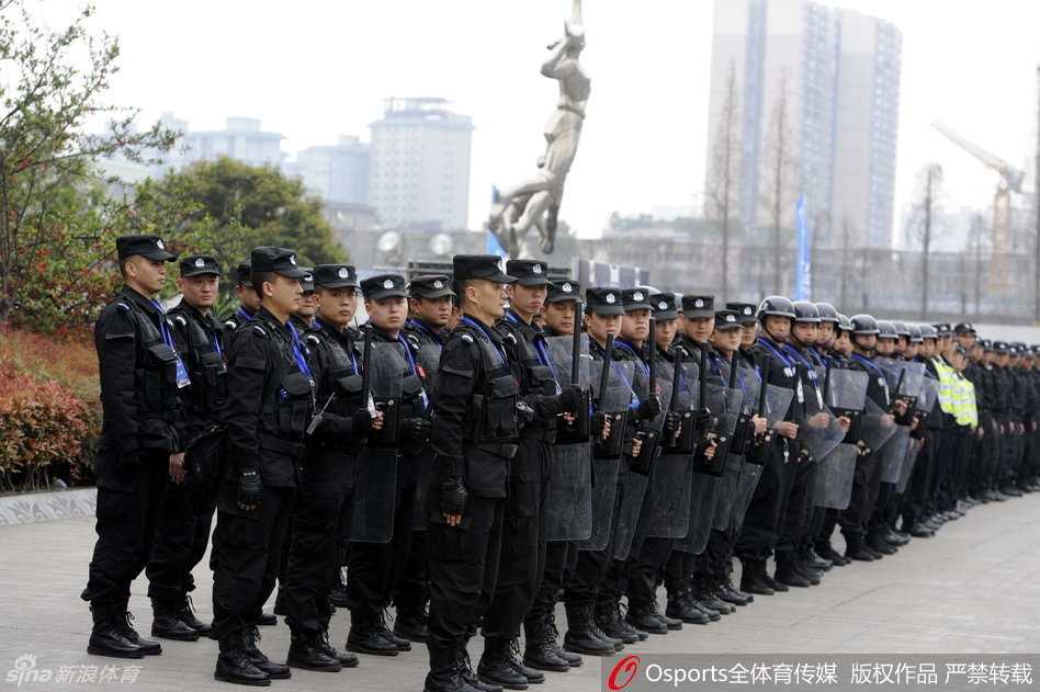 总决赛硝烟背后的守护者:四川主场严阵以待 比赛开始前,一名年轻的安保人员背对喧嚣的球场,面向看台,他紧锁的眉宇间透着与年龄不符的沉稳,警惕地观察着球迷的一举一动,不放过任何一丝隐患。