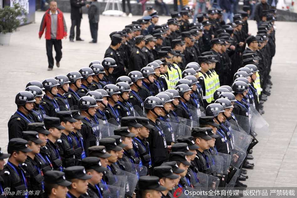 总决赛硝烟背后的守护者:四川主场严阵以待 比赛圆满结束,人群渐渐散去。一名安保人员独自站在空荡的看台通道旁,灯光将他的影子拉得很长,他的眼神中写满疲惫,却也透露出任务完成后的释然。