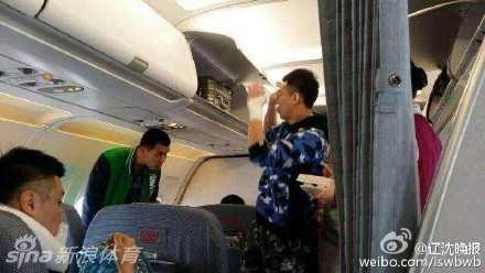 总决赛硝烟背后的血性代价:回望川辽冲突那晚的混乱与温情 机场大厅里,郭艾伦和贺天举低头快步行走,郭艾伦左手紧紧攥着一张登机牌,贺天举受伤的右手被夹克衫遮掩着,两人面色凝重,眼神回避着周围的镜头。