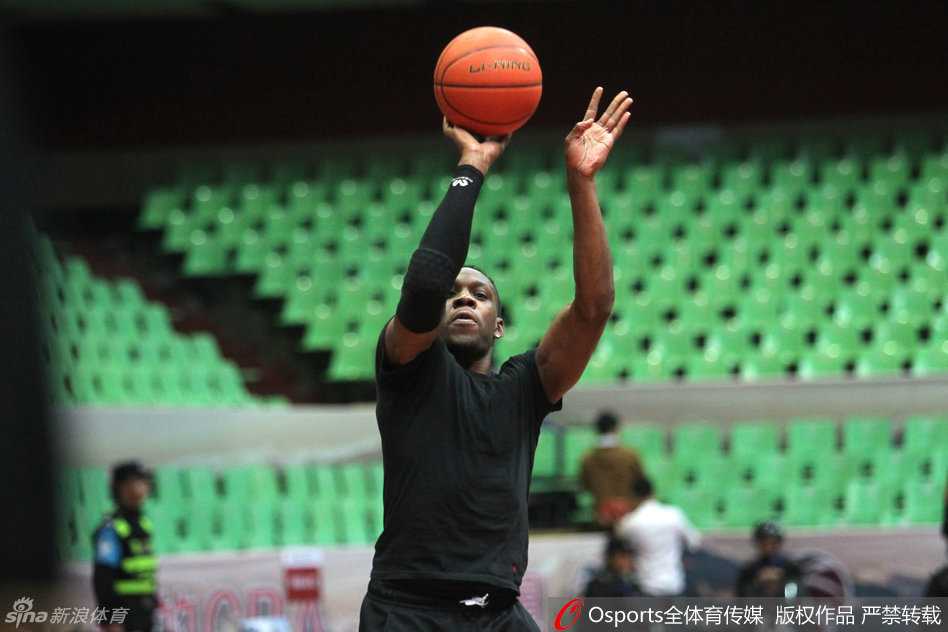 总决赛第四场赛前风云,川辽大战一触即发 辽宁队外援哈德森在训练中目光如炬,高高跃起投出手中篮球,仿佛要将上一场的失利全部宣泄而出。