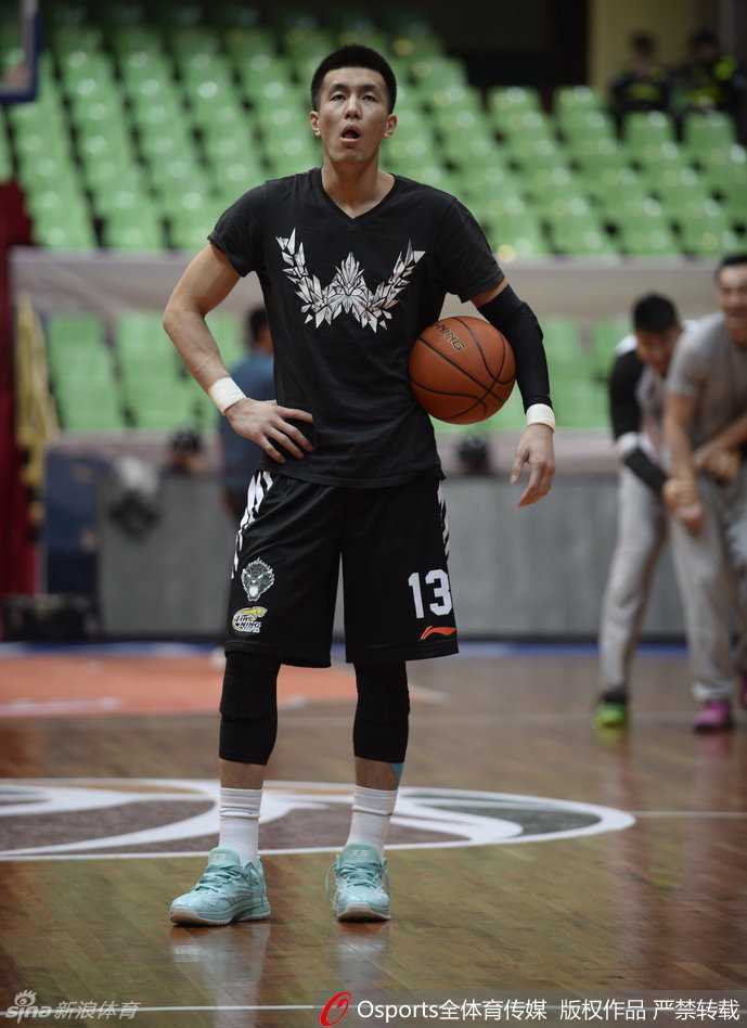 总决赛第四场赛前风云,川辽大战一触即发 四川队老将孟达在训练中果断出手,眼神中带着杀手的冷静,上一场的出色手感让他对今晚的比赛信心十足。