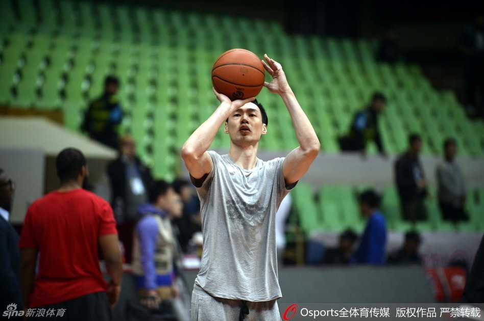 总决赛第四场赛前风云,川辽大战一触即发 辽宁队大外援兰多夫在赛前热身中积极运球,寻找最佳的投篮节奏,准备在内线给四川队制造麻烦。