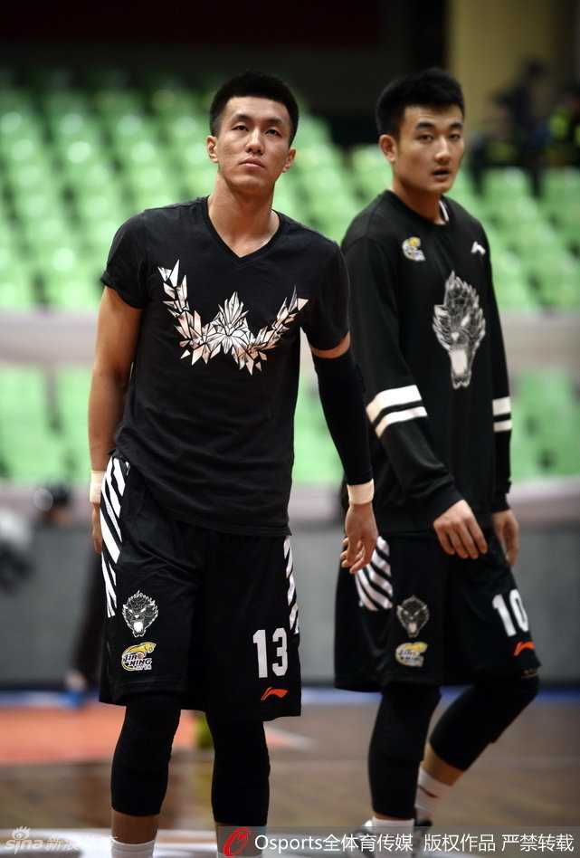 总决赛第四场赛前风云,川辽大战一触即发 核心后卫郭艾伦脸上没有丝毫表情,冷峻的眼神直视前方,内心的坚韧与赛前的巨大压力在他脸上凝结成冰。