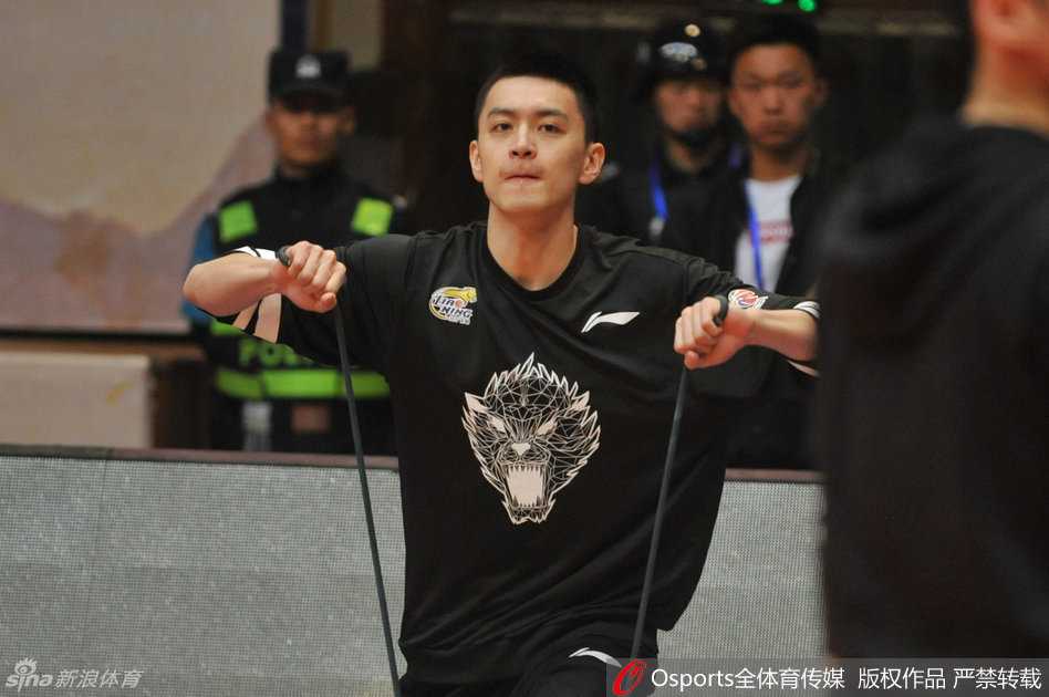 总决赛第四场赛前风云,川辽大战一触即发 四川队其他球员同样在认真备战,拉伸、投篮、交流,每个人都专注于即将到来的总决赛关键一战。