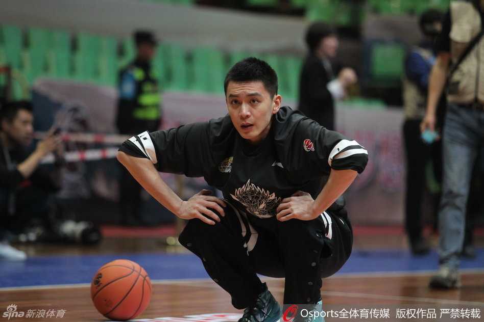 总决赛第四场赛前风云,川辽大战一触即发 四川队外援哈里斯进行最后的热身,上一场狂砍34分的他,今晚毫无疑问将是辽宁队的头号心腹大患。