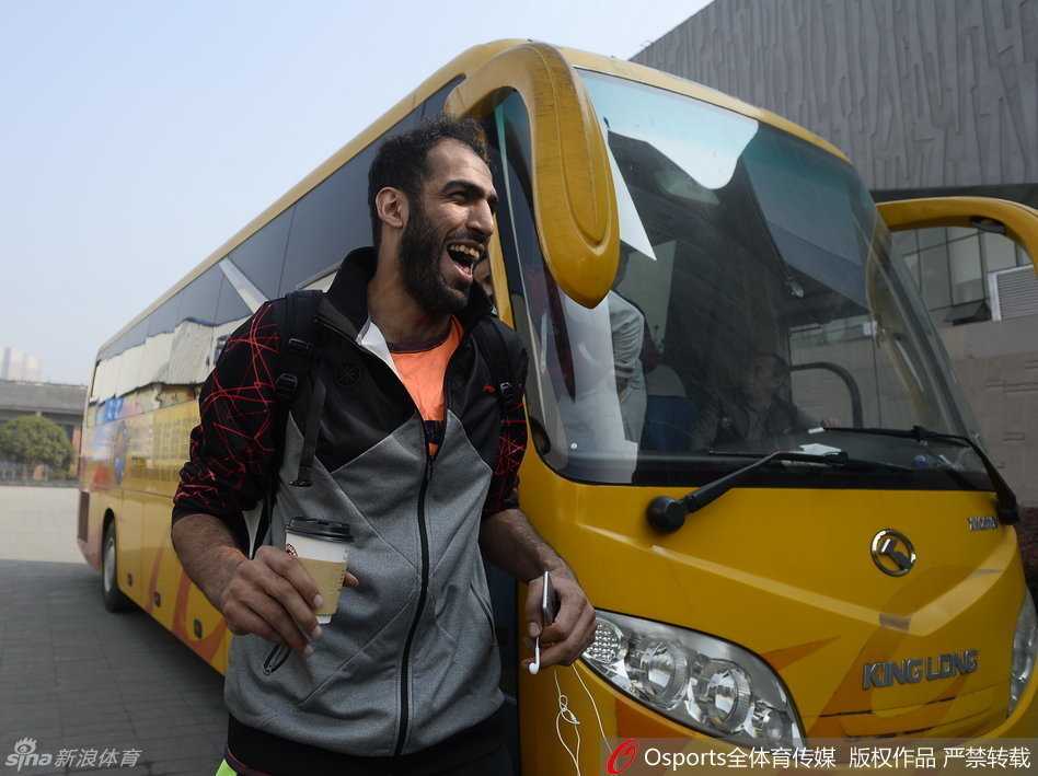 总决赛风云夜,川军从容备战静候赛点 哈达迪面带微笑轻松步入球馆,眉宇间透露着亚洲第一中锋的自信,仿佛在告诉所有人,今晚的内线依然是他主宰的禁飞区。