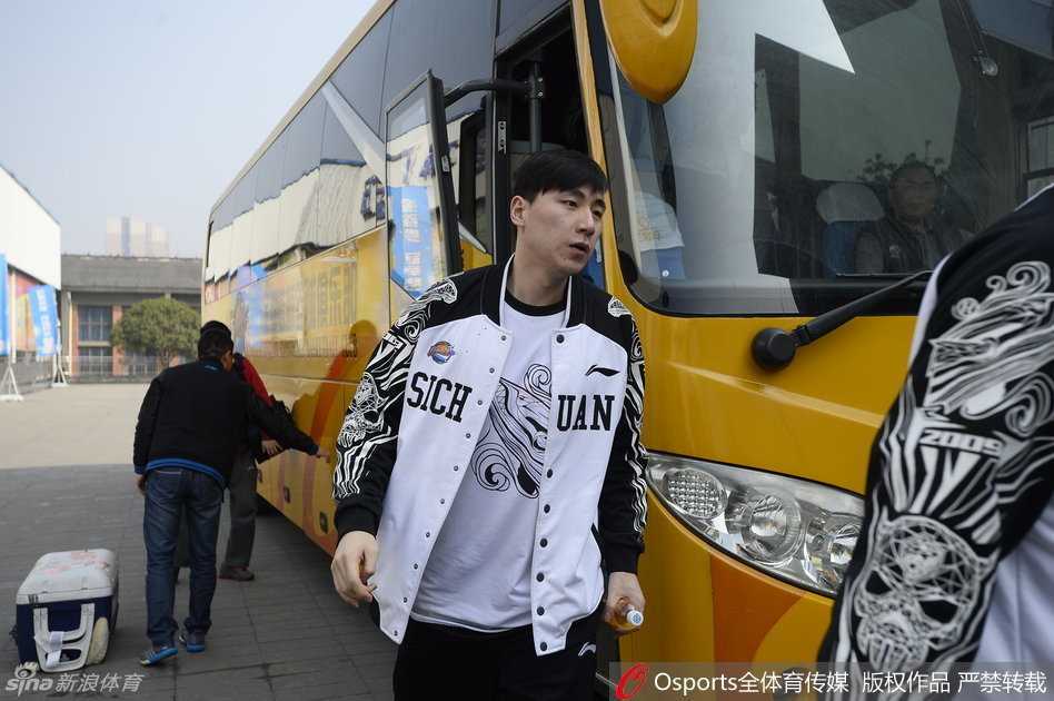 总决赛风云夜,川军从容备战静候赛点 四川本土球员们列队走向训练馆,每个人的脸上都写着专注与平静,团队篮球的氛围在无声中传递。