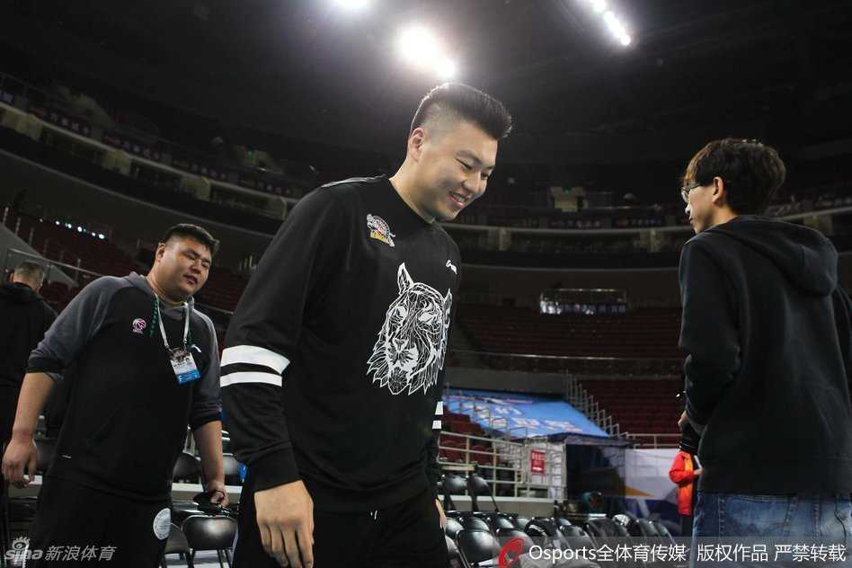 恩怨与征途:新疆男篮五棵松踩场,李根重返故地西热力江抢眼 身披新疆队战袍的李根在五棵松球馆的地板上专注练习投篮,每一个出手动作都透着对这块场地的熟悉与陌生交织的复杂情感。