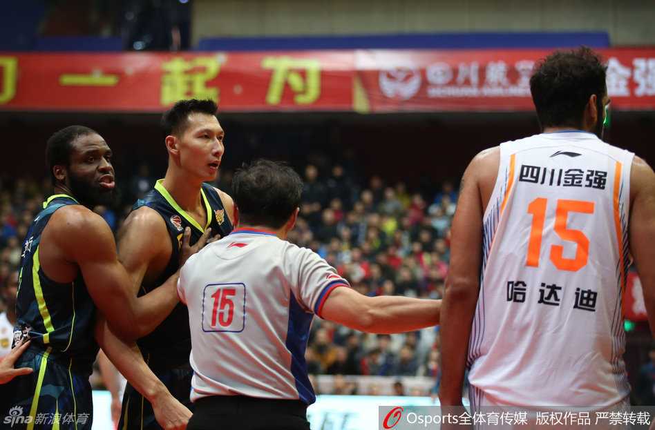 恩怨对决CBA赛场火爆瞬间之哈达迪哈里斯斗法周鹏迪奥古硬汉碰撞 周鹏在篮下凭借强壮的身体强行持球,面对夹击毫无惧色,肌肉紧绷,正准备起身完成一次势在必得的强力进攻。
