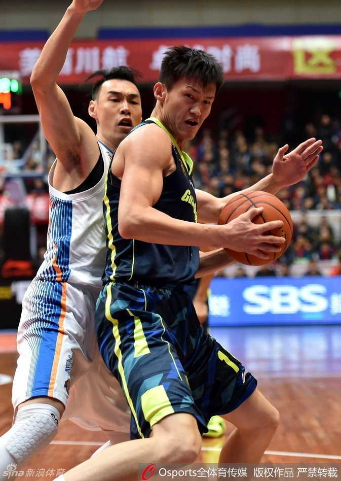 恩怨对决CBA赛场火爆瞬间之哈达迪哈里斯斗法周鹏迪奥古硬汉碰撞 哈达迪在篮下如同巨塔一般,与对手进行着激烈的肌肉碰撞,眼神中充满了对胜利的渴望,拼抢中甚至顾不上手指的伤痛。