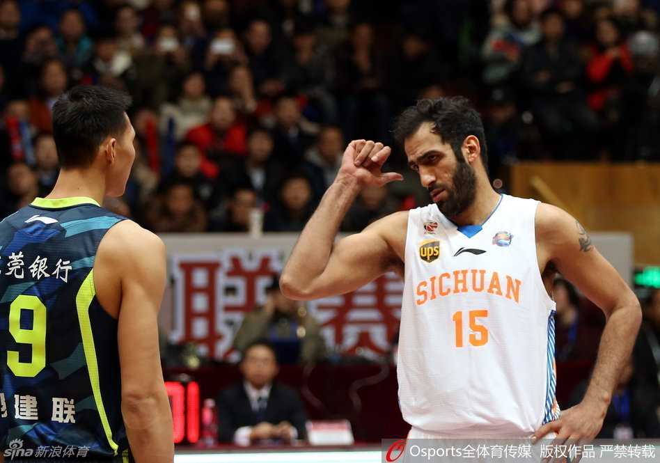 恩怨对决CBA赛场火爆瞬间之哈达迪哈里斯斗法周鹏迪奥古硬汉碰撞 迪奥古和贾诚两人在篮下为了球权怒目相向,双手交织在一起,脸上写满了愤怒和不甘,火药味十足的场景让空气都凝固了。