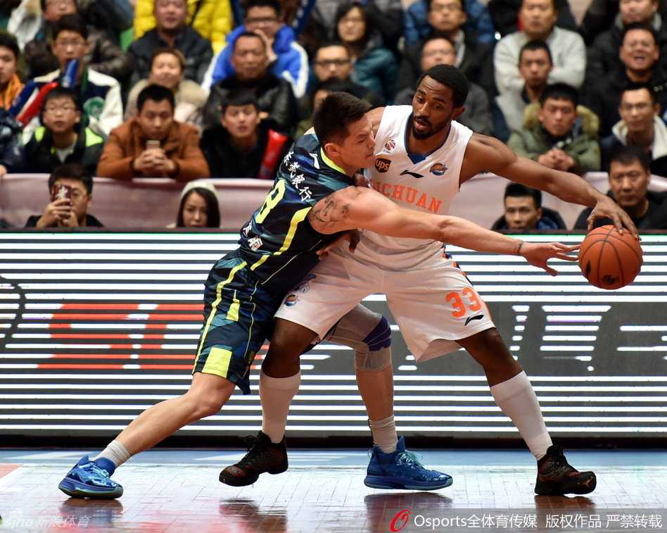 恩怨对决CBA赛场火爆瞬间之哈达迪哈里斯斗法周鹏迪奥古硬汉碰撞 广东队射手孟达眼神坚毅,他张开双臂,像牛皮糖一样死死缠住周鹏,不给他任何轻松接球投篮的机会,防守动作强硬而干净。