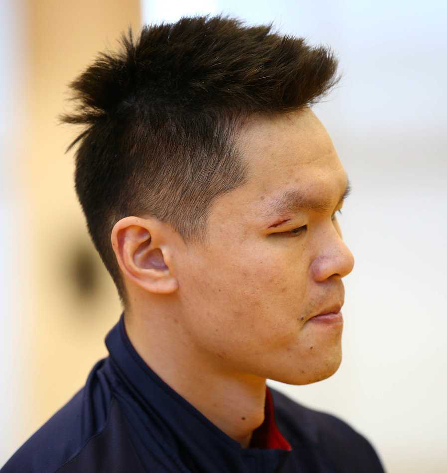 悬崖边的华南虎:广东宏远生死战前的训练场百态 教练组将队员召集到一起,通过战术板进行细致指导,大家围成一圈,认真聆听,试图在绝境中寻找一线生机。