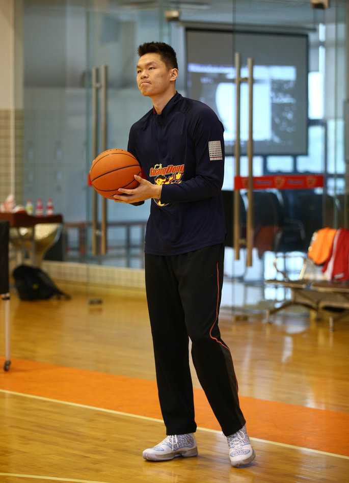 悬崖边的华南虎:广东宏远生死战前的训练场百态 训练中发生小意外,朱芳雨眼角受伤,他用手捂住伤处,表情痛苦,队友们纷纷围拢过来,神情各异,充满关切。