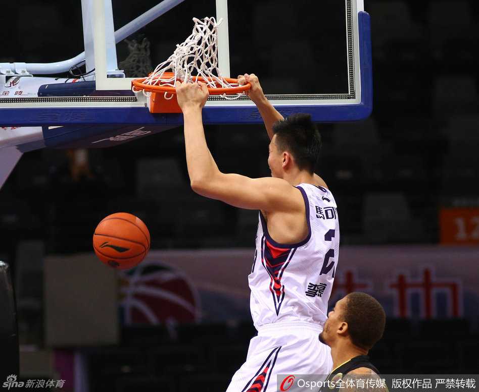 悲悯与无畏:深圳男篮主场下的那场荡气回肠之战 迈克尔·比斯利用标志性的变向运球晃开防守,强硬杀入禁区腾空上篮,身体在空中形成一道完美的弧线。