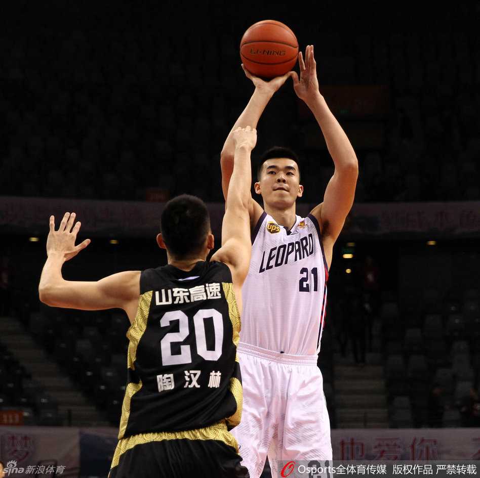 悲悯与无畏:深圳男篮主场下的那场荡气回肠之战 李慕豪高高跃起,双手抓住篮筐完成势大力沉的暴扣,身前的陶汉林虽全力防守但仍慢了一步,篮架在颤抖。