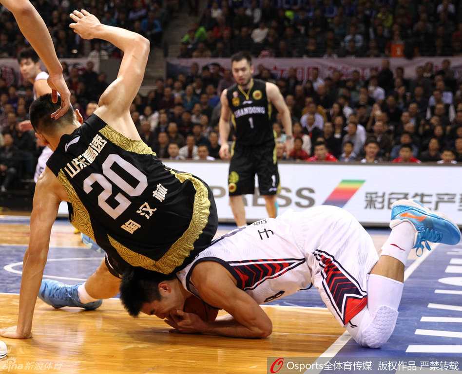 悲悯与无畏:深圳男篮主场下的那场荡气回肠之战 深圳后卫于德豪奋不顾身封堵山东队陶汉林的进攻,脸部遭遇重击瞬间,皮球已被破坏,展现了顽强的防守意志。