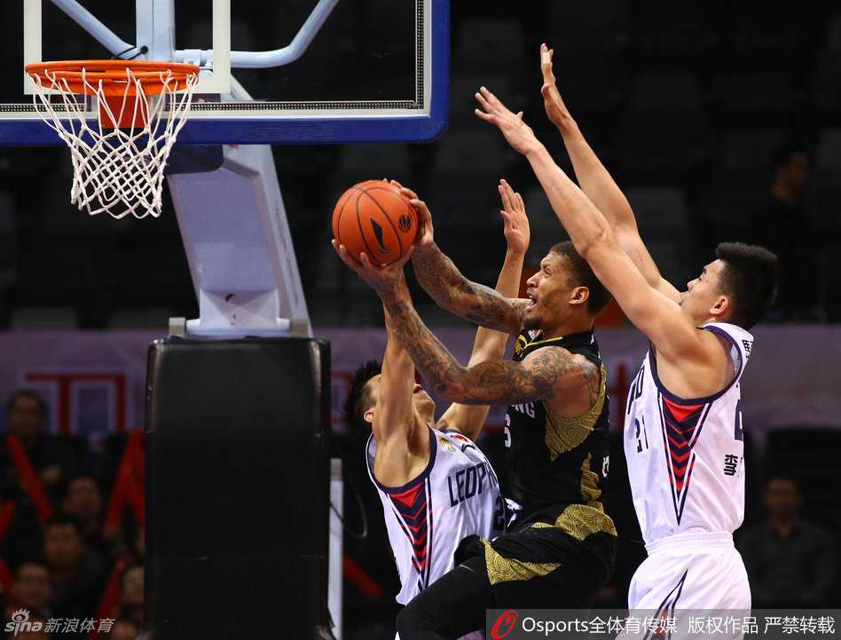 悲悯与无畏:深圳男篮主场下的那场荡气回肠之战 全场寂静,深圳与山东两队球员在中圈附近低头肃立,为光明新区泥石流中的遇难者默哀,空气中弥漫着庄严与悲悯。