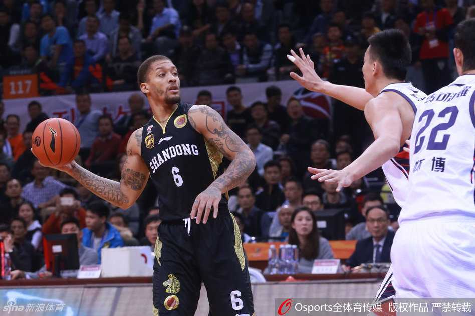 悲悯与无畏:深圳男篮主场下的那场荡气回肠之战 孟铎在三分线外果断起跳出手,皮球离开指尖飞向篮筐,防守球员扑防不及,全场目光聚焦于这颗决定战局的球。