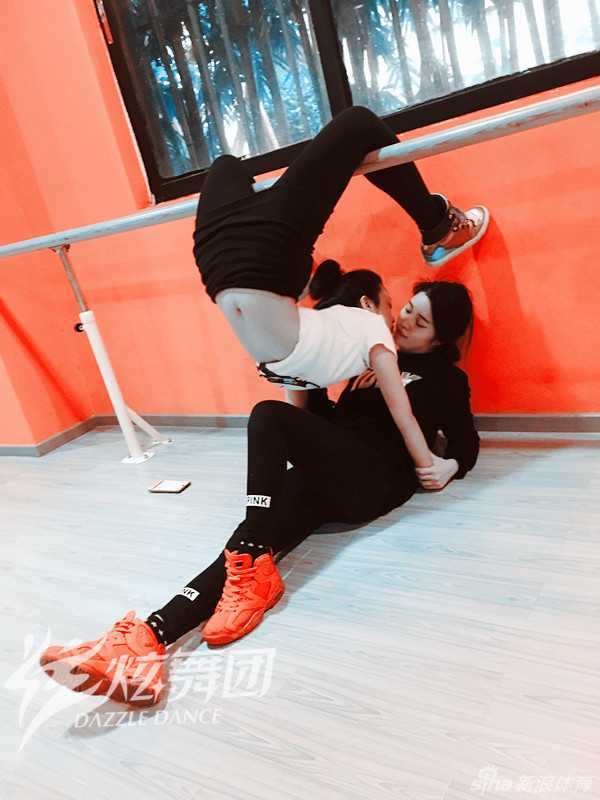 惊艳一字马壁咚背后 是舞者用汗水浇筑的柔韧与力量 一位舞者轻松完成一字马‘壁咚’,眼神中透露出自信与俏皮,仿佛在说‘这种小场面,根本不在话下’。