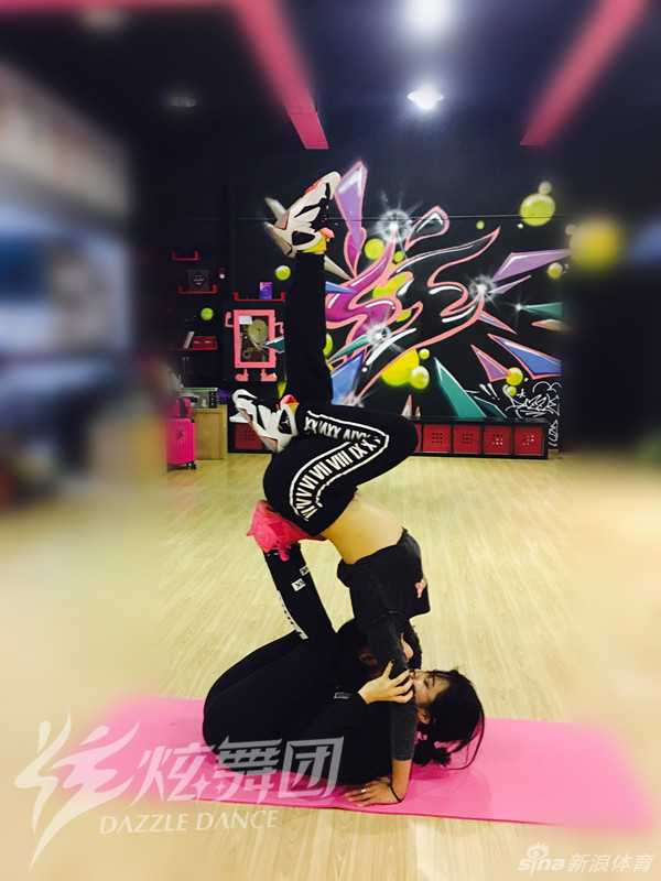 惊艳一字马壁咚背后 是舞者用汗水浇筑的柔韧与力量 一位舞者以墙为依托,轻松将身体折叠成完美的一字马,上演高难度‘壁咚’,展现了惊人的身体柔韧性。