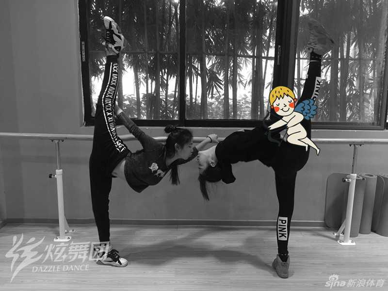 惊艳一字马壁咚背后 是舞者用汗水浇筑的柔韧与力量 舞者挑战超高难度的一字马变体,用极致的身体控制力演绎出充满挑逗意味的艺术造型,让人叹为观止。