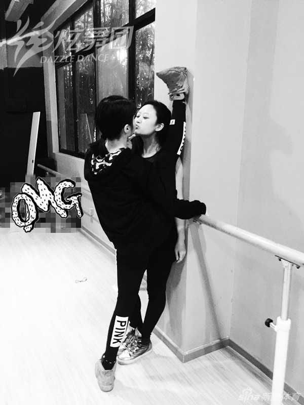 惊艳一字马壁咚背后 是舞者用汗水浇筑的柔韧与力量 一位舞者正完成高难度的倒立动作,强大的核心力量让她在空中稳稳控制住身体,展现出力量与平衡的完美结合。