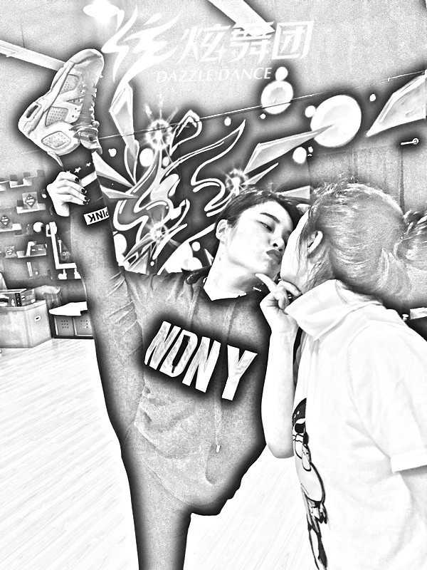 惊艳一字马壁咚背后 是舞者用汗水浇筑的柔韧与力量 舞蹈教室内,学员们正在进行艰苦的柔韧度训练,她们咬紧牙关挑战身体极限,每一个标准动作背后都凝聚着无数的汗水与坚持。