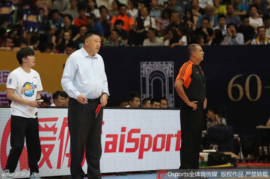 成都欧冠篮球赛记忆:刘炜率四川金强挑战中央陆军强敌 四川队主教练杨学增在场边神色严峻地指挥,面对强敌他不断通过手势提醒队员跑位