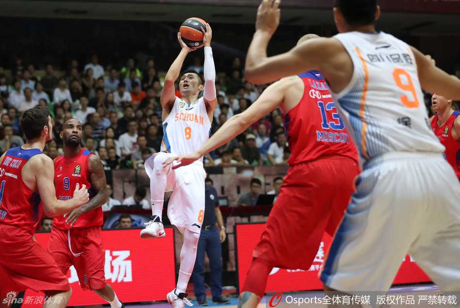 成都欧冠篮球赛记忆:刘炜率四川金强挑战中央陆军强敌 刘炜在对方高大球员的干扰下,采用骑马射箭的姿势将球抛出,身体在空中失去平衡