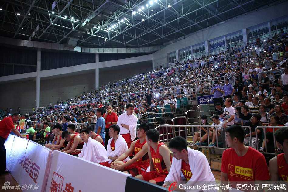 球员们趁着停电间隙走回替补席，有的用毛巾擦汗，有的抬头望着漆黑的穹顶，似乎在思考这突如其来的暂停会如何改变比赛走向。