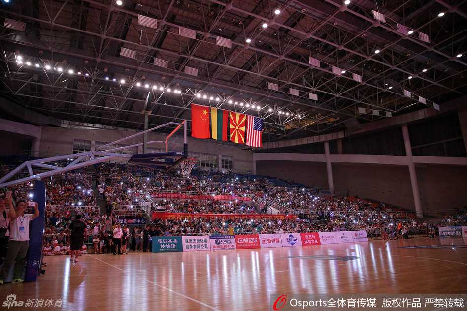 刹那间灯火熄灭，黑暗如幕布般降临，但观众席上随即星星点点亮起手机光芒，像是有人向夜空撒了一把会发光的珍珠。