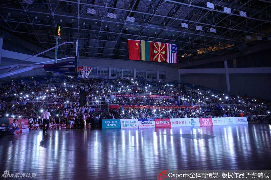 电力恢复后的赛场灯火通明，看台上的球迷高举双手欢呼，那些刚刚发出过光芒的手机此刻被握在手中，像一件件荣耀的勋章。