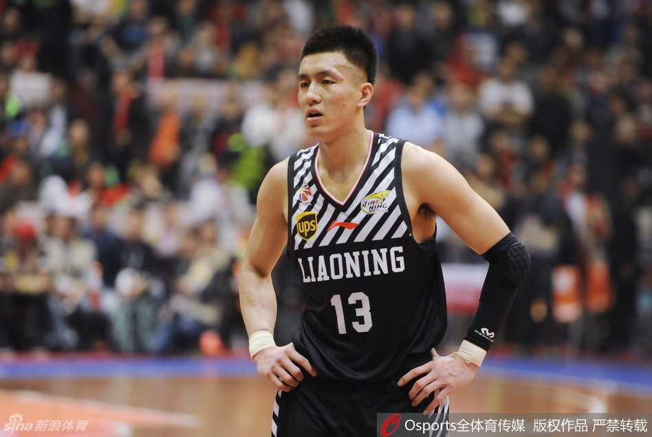 折戟蓉城:辽宁男篮在那个悲情夜晚写下的不甘与失落 低落的辽宁球员们围拢在一起,眼神空洞地望向球场,沉默笼罩着每一个人,那种深入骨髓的失落感让他们与场内的喧嚣彻底隔绝。