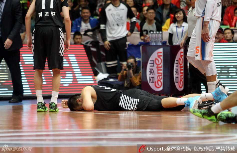 折戟蓉城:辽宁男篮在那个悲情夜晚写下的不甘与失落 哈德森低垂着脑袋,神情恍惚,在对手的严密包夹下,他往日犀利的突破变得迟滞,眼神中充满了对比赛局势的无奈与困惑。