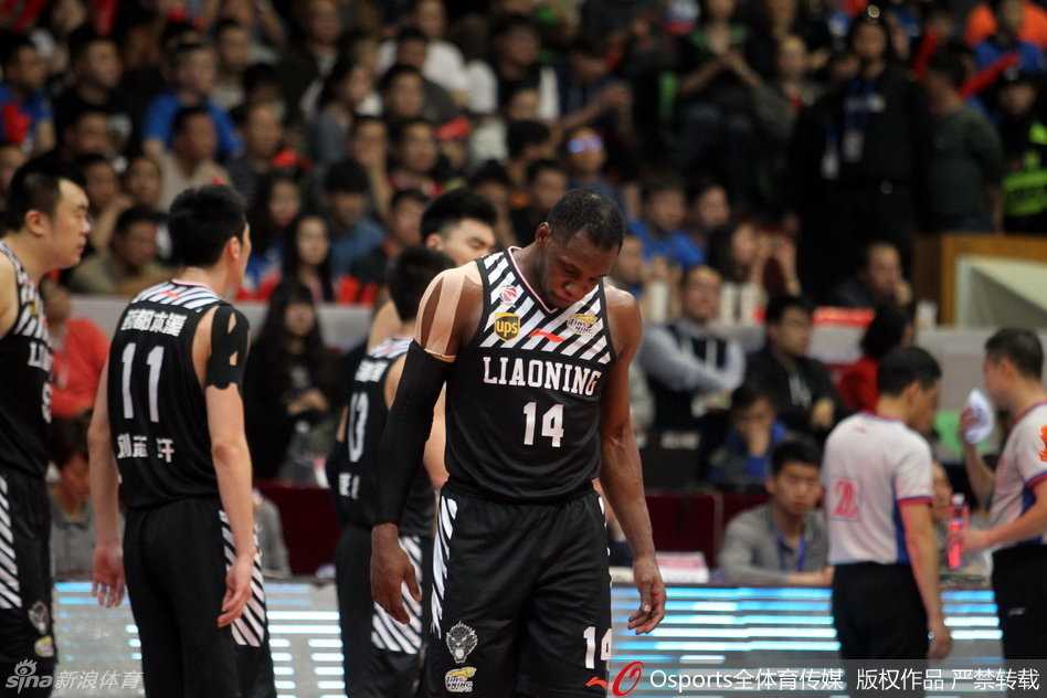 折戟蓉城:辽宁男篮在那个悲情夜晚写下的不甘与失落 哈德森无奈地挠着头,眼神迷茫地看着远方,队友的低迷和对手的强硬让他陷入了深深的无助,曾经的大心脏此刻也难以跳动出胜利的节奏。