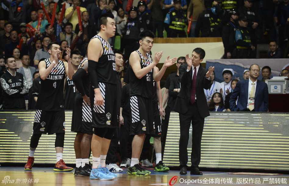 折戟蓉城:辽宁男篮在那个悲情夜晚写下的不甘与失落 郭艾伦无奈地低头走下场,紧咬的嘴唇和迷离的眼神出卖了他内心的失落,这位辽篮的未来核心在这一刻感受到了成长的剧痛。