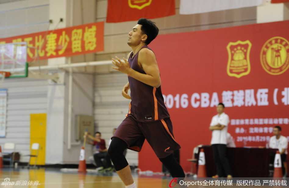 队友们小心翼翼地背负起无法行走的李晓旭，李晓旭的双手无力地搭在队友肩头，受伤的右脚悬空不敢着地，众人神情凝重地护送他离场。