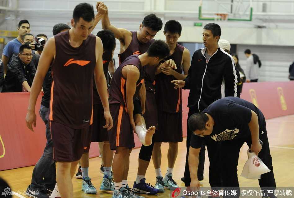 易立在体测场边进行拉伸，汗水浸透了球衣，他咬牙坚持着每一个动作，眼神中透露出疲惫但依然坚定的光芒，肌肉线条在阳光下显得格外分明。