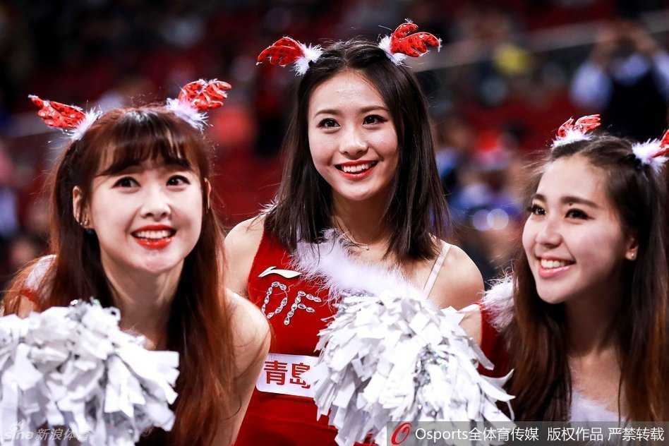 拉拉队圣诞热力秀,点燃萧瑟冬日球场 特写一位正在舞动的拉拉队员,她红色的圣诞短裙在灯光下格外鲜艳,飞扬的发丝展现出舞动的动感与活力。