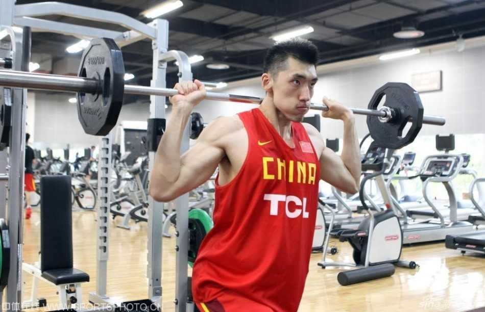 挥别汗水只为里约梦想,男篮小伙子们的热血夏天 陶汉林咬紧牙关卖力冲刺,每一块肌肉都在诉说着对力量的渴望,汗水早已浸透了他的球衣。