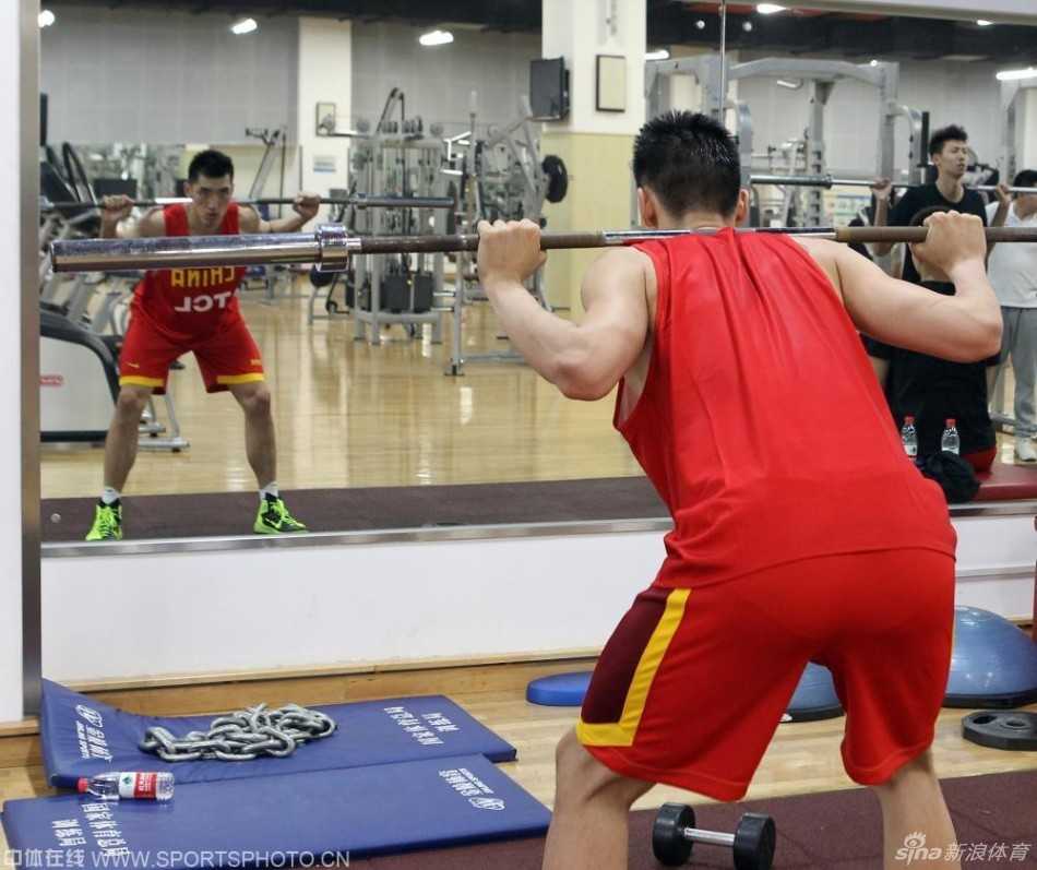 挥别汗水只为里约梦想,男篮小伙子们的热血夏天 赵大鹏在训练中咬牙坚持,即便汗水迷离了双眼,脚下的步伐也未曾减慢半分。