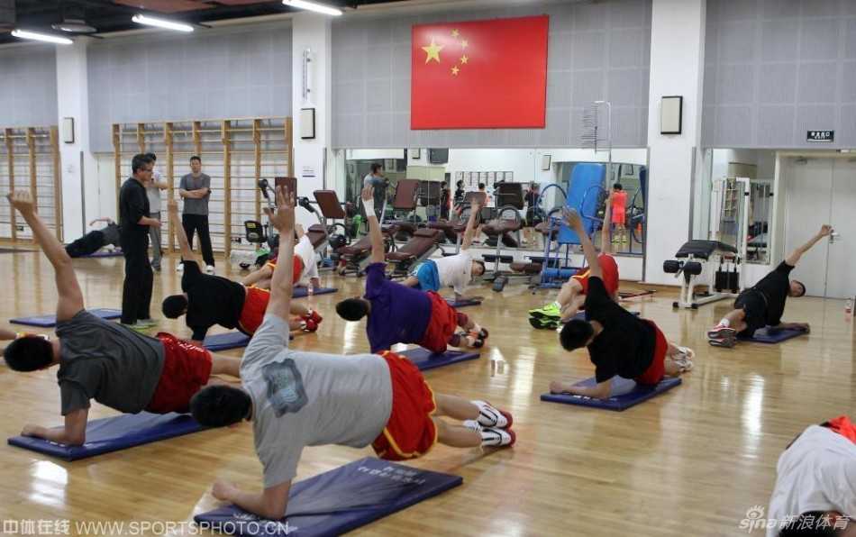 挥别汗水只为里约梦想,男篮小伙子们的热血夏天 可兰白克与队友在训练间隙相视而笑,全神贯注的训练后,融洽的氛围是这支年轻球队的宝贵财富。