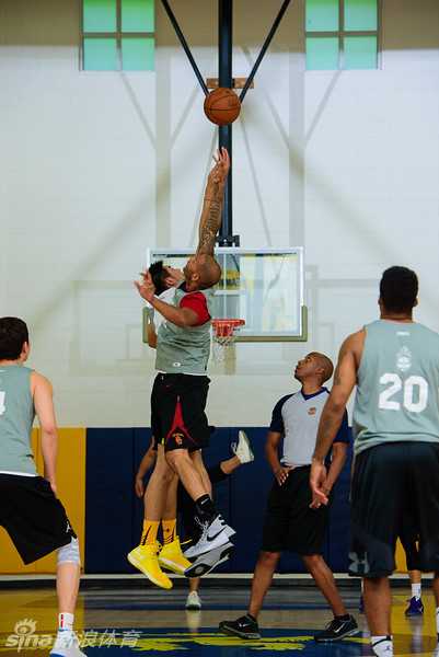 挥汗亚特兰大,深圳烈豹男篮特训影像纪实 深圳球员快攻中高高跃起准备隔扣,虽然身前没有防守人,但起跳高度和舒展动作尽显美式训练成果。