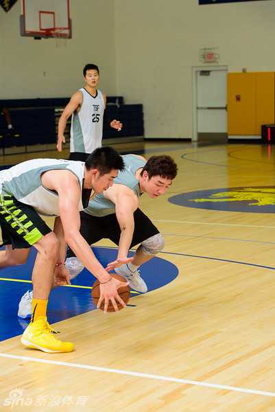 挥汗亚特兰大,深圳烈豹男篮特训影像纪实 训练结束后,双方球员在中圈附近互相致意,体现了篮球超越对抗的体育精神与友谊。